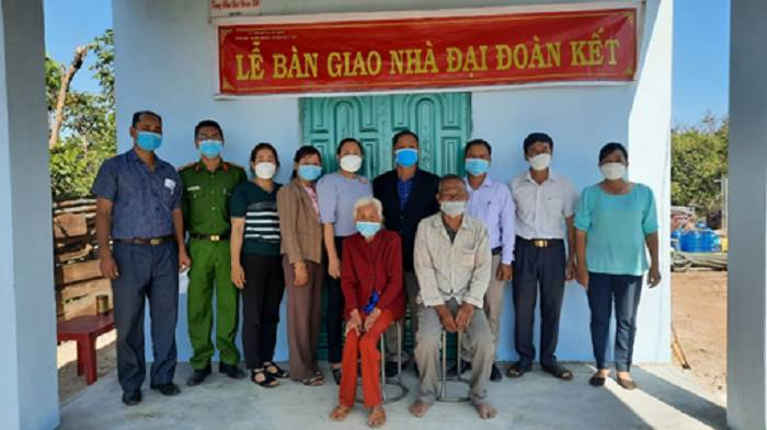 UBMTTQ Việt Nam huyện Ea H’Leo bàn giao nhà đại đoàn kết cho hộ nghèo ở thôn 1, xã Ea H’Leo